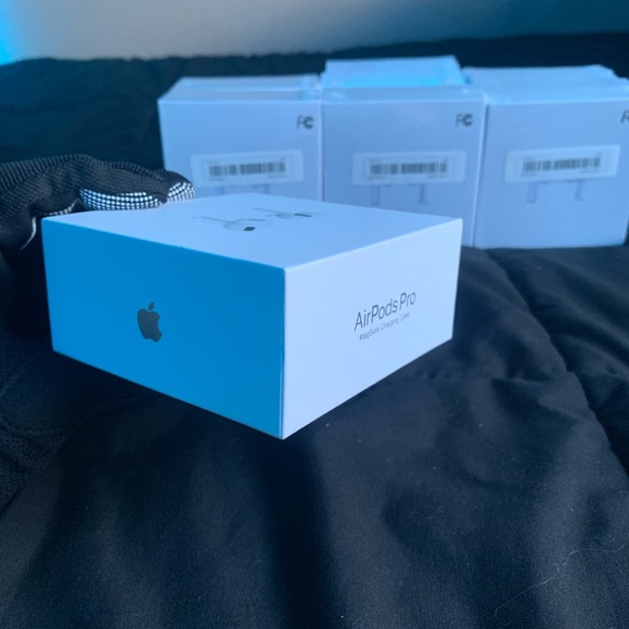 Apple airpod 3rd generation new (7 available) - Picture 3 of 16